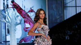 Seorang model memamerkan salah satu hasil rancangan pakaian dalam pada Peragaan Busana Victoria's Secret di London, (3/12). (Reuters)