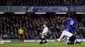 Loic Remy (kanan) mencetak gol dan melengkapi kemenangan Chelsea menjadi 3-0 atas Tottenham Hotspur di Stamford Bridge, Rabu (3/12/2014). REUTERS/Eddie Keogh.