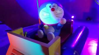 Strategi Marketingnya Futuristik, Spanduk Ruko Dijual Ini Pakai Desain Doraemon