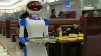 VIDEO: Seluruh Pelayan di Restoran Ini Robot, Manusia Dipecat