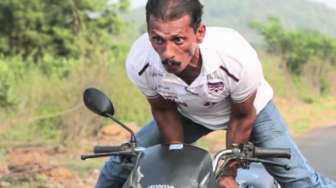 VIDEO: Lelaki Ini Lakukan Yoga di Motor yang Berjalan