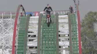VIDEO: Wow, Lelaki Ini Naik Motor di Lintasan Roller Coaster