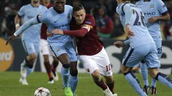 Pemain City Eliaquim Mangala mencoba menghentikan laju pemain AS Roma Francesco Totti (tengah) [Reuters/Max Rossi]