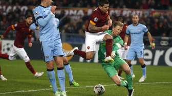 Penjaga gawang City Joe Hart menyelamatkan gawangnya dari ancaman pemain Roma [Reuters/Max Rossi]