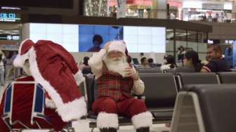 VIDEO: Kasih Kado ke Anak-anak, Sinterklass Pilih Numpang Pesawat