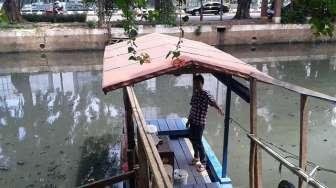 Perahu Penyeberangan Kali Pasar Baru, Si Antik yang 'Kejepit'