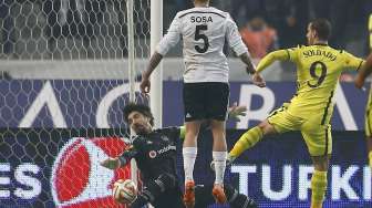 Penjaga gawang Besiktas Zengin menyelamatkan gawangnya dari ancaman Roberto Soldado (kanan) [Reuters/Murad Sezer]