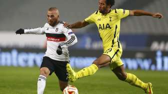 Gokhan Tore berebut bola dengan pemain spurs Mousa Dembele (kanan) [Reuters/Murad Sezer]