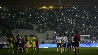 Pemain Besiktas dan Tottenham menunggu lampu stadion kembali nyala [Reuters/Murad Sezer]