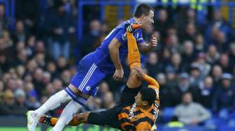 Kapten Chelsea's John Terry (kiri) mendapatkan tendangan dari pemain Hull City Curtis Davies di Stamford Bridge. REUTERS/Eddie Keogh