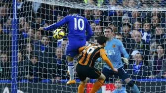 Pemain Chelsea Eden Hazard (kiri) menyundul bola saat menjebol gawang Hull City di Stamford Bridge. REUTERS/Eddie Keogh