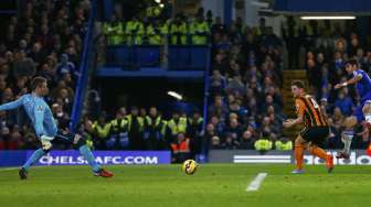 Striker Chelsea Diego Costa (kanan) menaklukkan kiper Allan McGregorsaat menjebol gawang Hull City di Stamford Bridge (13/12). REUTERS/Eddie Keogh