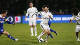 Gelandang Real Madrid Isco (tengah) mendrible bola menghadapi Cruz Azul di Stadion Marakesh semifinal Piala Dunia Antarklub. REUTERS/Youssef Boudlal.