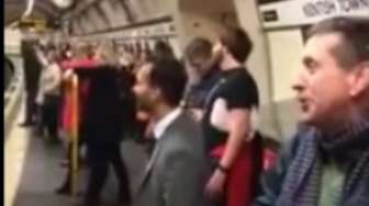 Tunggu Kereta, Seluruh Penumpang di Stasiun London Bernyanyi