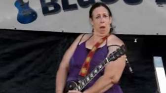 VIDEO: Wow, Ibu Bertubuh Gendut Ini Master Gitar