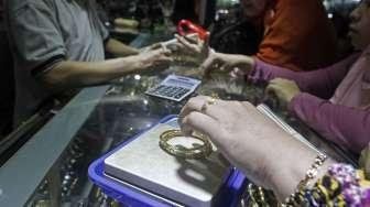 Emas Naik Didorong Pelemahan Dolar