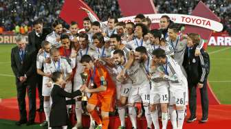 Kapten Real Madrid Iker Casillas menerima trofi juara Piala Dunia Antarklub dari Pangeran Maroko Moulay Hassan. REUTERS/Youssef Boudlal