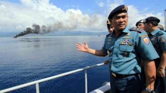 TNI AL menenggelamkan dua kapal ikan ilegal berbendera Papua Nugini di Perairan Teluk Ambon, Maluku, Minggu (21/12). [Antara/Izaac Mulyawan]