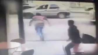 VIDEO: Kena Karma, Habis Garong HP, Maling Ini Diseruduk Mobil