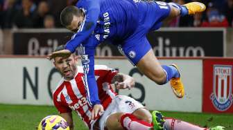 Pemain Stoke City Philip Bardsley (bawah) menghentikan laju gelandang Chelsea Eden Hazard [Reuters/Darren Staples]