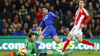 Striker Chelsea Diego Costa (tengah) gagal mencetak gol ke gawang Stoke City [Reuters/Darren Staples]