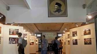 Dewan Pimpinan Pusat PKB menggelar pameran foto Gus Dur di Jakarta, Selasa (23/12). Pameran yang bertema 