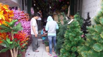 Menghias Natal di Pasar Pagi Asemka