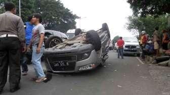 Mobil Terbalik di Tol Semanggi