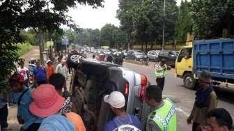 Minggu Pagi, Mobil Terbalik di Jalur Busway Depan Kampus IBN Cipinang