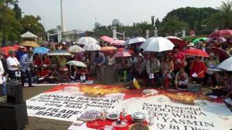 Umat GKI Yasmin dan HKBP Filadelfia Natalan di Depan Istana Lagi