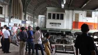 Kereta Api Naik Keatas Lantai Stasiun Kota