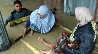 Banjir besar dengan ketinggian air mencapai 5 meter itu mengakibatkan seribuan jiwa di empat desa masih terisolir. 