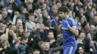 Striker Chelsea Diego Costa merayakan golnya ke gawang West Ham United pada Boxing Day di Stamford Bridge, Jumat (26/12/2014). Dengan tambahan satu gol, Costa telah mencetak 13 gol bagi The Blues. [Reuters/Stefan Wermuth]