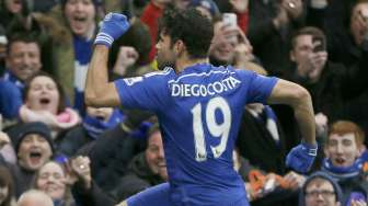 Striker Chelsea Diego Costa merayakan golnya ke gawang West Ham United pada Boxing Day di Stamford Bridge, Jumat (26/12/2014). Dengan tambahan satu gol, Costa telah mencetak 13 gol bagi The Blues. [Reuters/Stefan Wermuth]