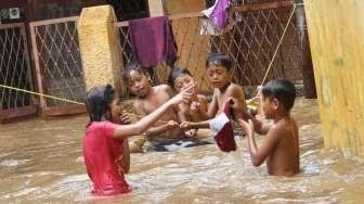 Waspada, Ini Penyakit yang Mengintai Anak Saat Bermain di Genangan Banjir