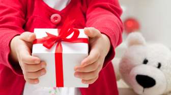 Studi: Kebiasaan Memberi Hadiah Bisa Memicu Sikap Materialistik
