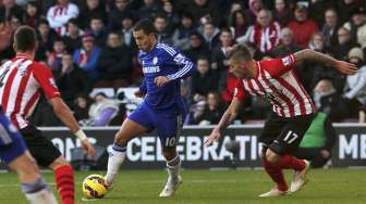 Pemain Chelsea Eden Hazard beraksi di kotak penalti Southampton [Reuters/Suzanne Plunkett]