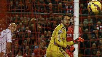 Pemain Swansea City Jonjo Shelvey (kiri) mencetak gol bunuh diri dan kiper Lukasz Fabianski (tengah) hanya bisa melihatnya. REUTERS/Phil Noble