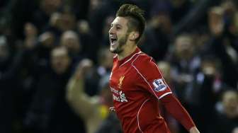 Pemain Liverpool Adam Lallana merayakan golnya ke gawang Swansea City di Anfield (30/12).REUTERS/Phil Noble