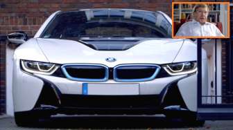 Lelaki Ini adalah Pemilik BMW i8 Pertama di Dunia