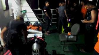 Tim Basarnas melakukan persiapan penyelaman untuk mengevakuasi serpihan AirAsia dari kapal Basarnas, Rabu (31/12). [suara.com/Bowo Raharjo]