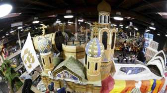 Persiapan parade bunga mawar di Pasadena [Reuters/Jonathan Alcorn]