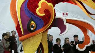 Persiapan parade bunga mawar di Pasadena [Reuters/Jonathan Alcorn]