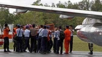 Dua jenazah korban AirAsia diterbangkan ke Surabaya menggunakan pesawat milik TNI Angkatan Udara, Rabu (31/12). [suara.com/Kurniawan Mas'ud]