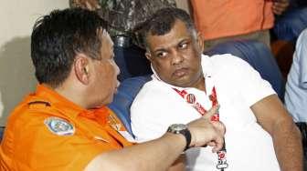 CEO AirAsia Tony Fernandes kunjungi Lanud Iskandar, Pangkalan Bun, Kalimantan Tengah, Rabu (31/12). [suara.com/Kurniawan Mas'ud]