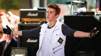 Justin Bieber Sabet Piala Grammy Pertama