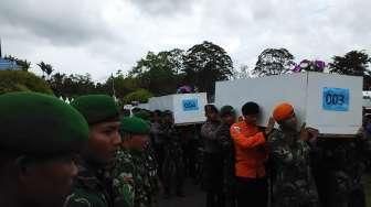 Dibawa ke Surabaya, 4 Jenazah AirAsia Diberi Penghormatan Militer