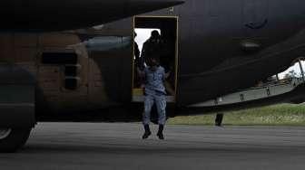 Pesawat Hercules milik Angkatan Udara Singapura mengirimkan bantuan alat sonar pendeteksi logam ke Posko Tim SAR di Lanud Iskandar Pangkalan Bun, Kalimantan Tengah, Kamis (1/1). [suara.com/Kurniawan Mas'ud]