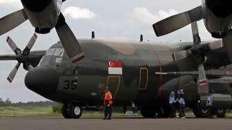 Pesawat Hercules milik Angkatan Udara Singapura mengirimkan bantuan alat sonar pendeteksi logam ke Posko Tim SAR di Lanud Iskandar Pangkalan Bun, Kalimantan Tengah, Kamis (1/1). [suara.com/Kurniawan Mas'ud]