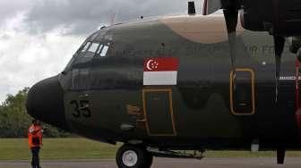 Pesawat Hercules milik Angkatan Udara Singapura mengirimkan bantuan alat sonar pendeteksi logam ke Posko Tim SAR di Lanud Iskandar Pangkalan Bun, Kalimantan Tengah, Kamis (1/1). [suara.com/Kurniawan Mas'ud]
